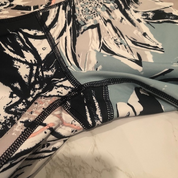 Apana blue and white tropical palm tree print workout leggings pants size small - Picture 4 of 6